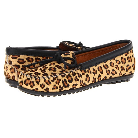 6PM：Minnetonka 迷你唐卡 Full Leopard 豹纹平底鞋，原价 $65.95，现仅售$19.79。购买2件或以上商品免运费