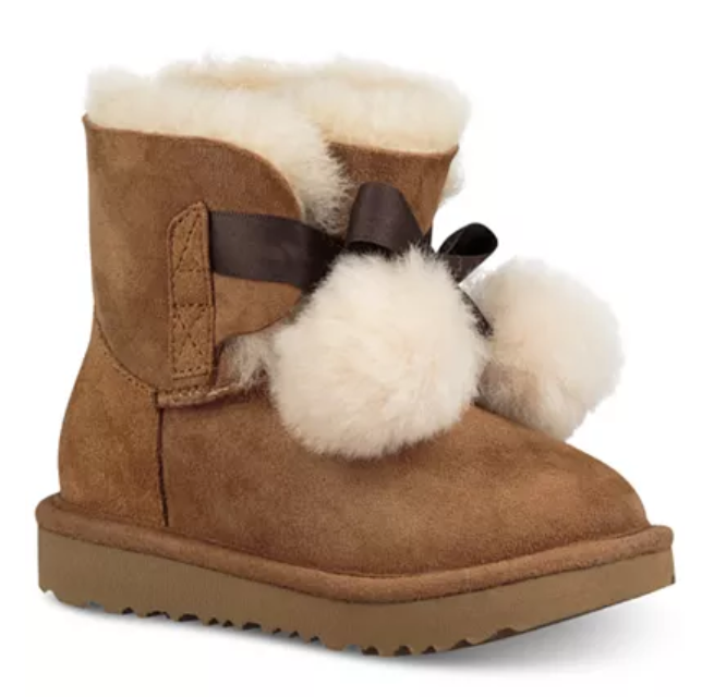macys.com 現有 UGG 中大童 Gita 毛球雪地靴，原價$140, 現僅售$46.93