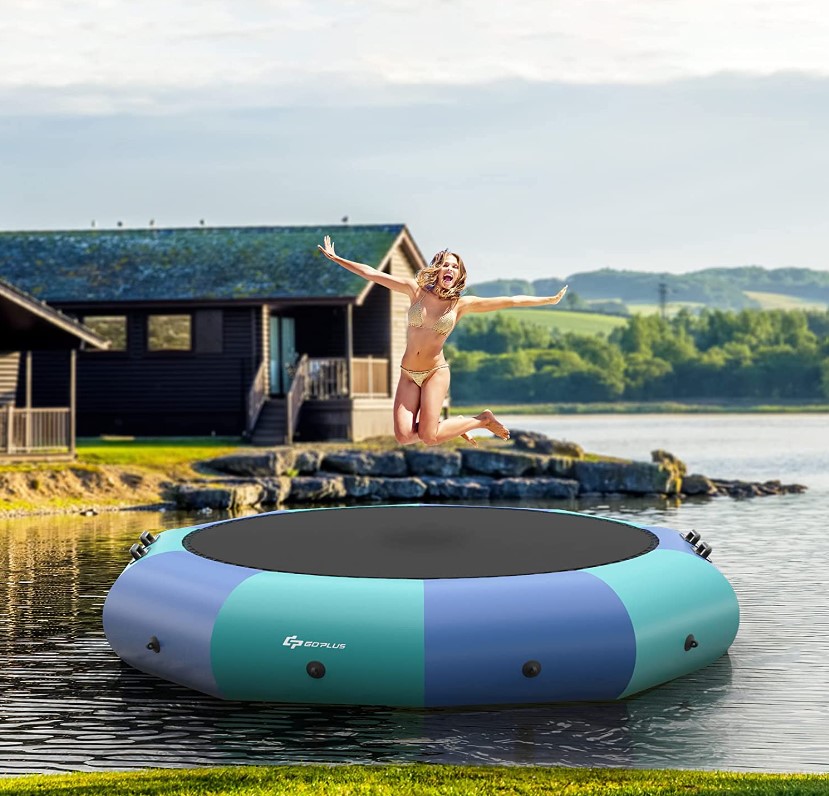 Goplus 便携式充气水上蹦床，10 英尺/12 英尺/15 英尺可选，带电动充气机、绳梯、系泊绳索和锚，适用于湖泊、泳池、平静海面，现价格低至$289.99