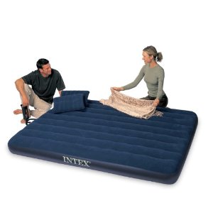 Intex 经典毛绒气垫床（Queen Size）+2个充气睡枕+双倍快速手动充气筒，原价$34.95，现仅售$16.63