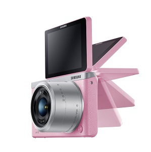 史低价！Samsung三星 NX Mini 2050万像素自拍神器，带9-27mm变焦镜头，原价$549.99，现仅售$349.00，免运费。两种颜色有此特价！