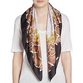 超低價，速搶！Versace范思哲  Printed女款真絲圍巾，義大利製造，$37.80