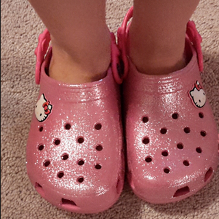Crocs 卡洛馳閃亮粉色Hello Kitty兒童涼鞋  原價$35.00，現價$19.99