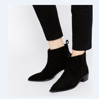 Saks Off 5th: 现有Ash黑色女款超时尚尖头麂皮短靴热卖，仅售$144.99